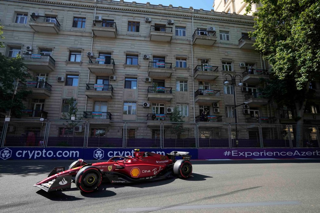 Carlos Sainz při kvalifikaci Velké ceny Ázerbajdžánu