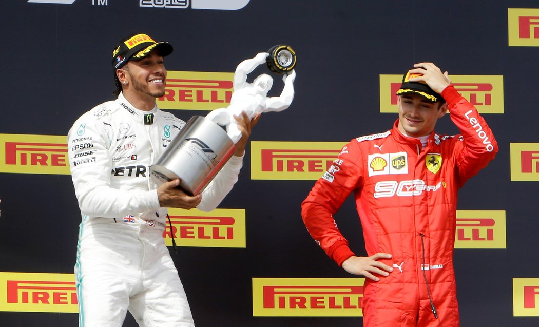 Lewis Hamilton slaví své vítězství v GP Francie, sleduje ho třetí Charles Leclerc z Ferrari