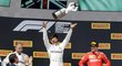 Lewis Hamilton vyhazuje nad hlavu pohár pro vítěze Velké ceny Francie