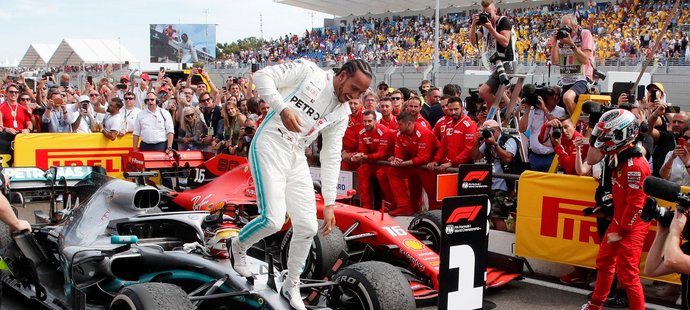 Lewis Hamilton se raduje ze svého triumfu ve Velké ceně Francie