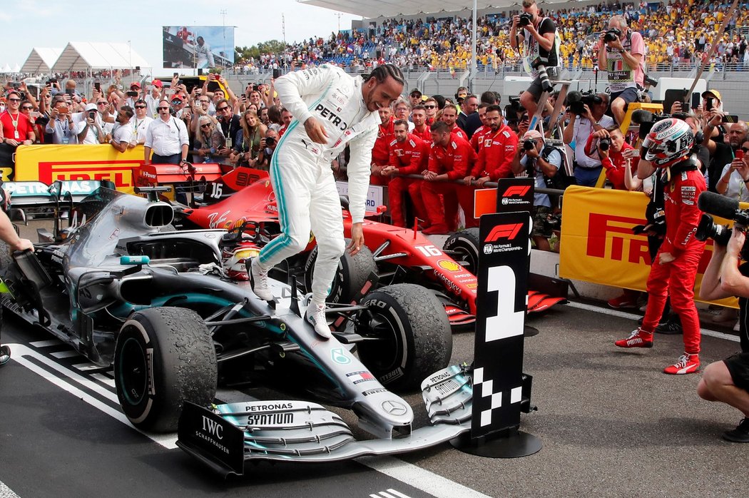 Lewis Hamilton se raduje ze svého triumfu ve Velké ceně Francie