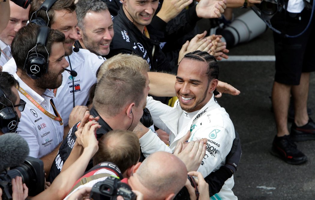 Lewis Hamilton se raduje ze svého vítězství v GP Francie