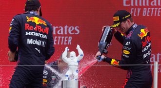 Hamilton pokračuje v Mercedesu. Podepsal smlouvu na další roky Hamilton pokračuje v Mercedesu. Podepsal smlouvu na další roky