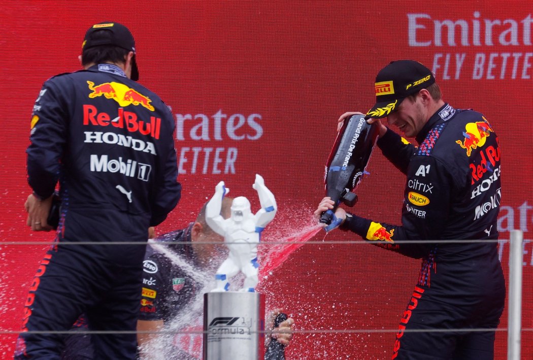 Piloti Red Bullu Max Verstappen a Sergio Pérez kropí druhého Lewise Hamiltona