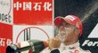 Lewis Hamilton slaví vítězství ve Velké ceně Číny