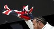 Lewis Hamilton s britskou vlajkou slaví vítězství v domácí Velké ceně