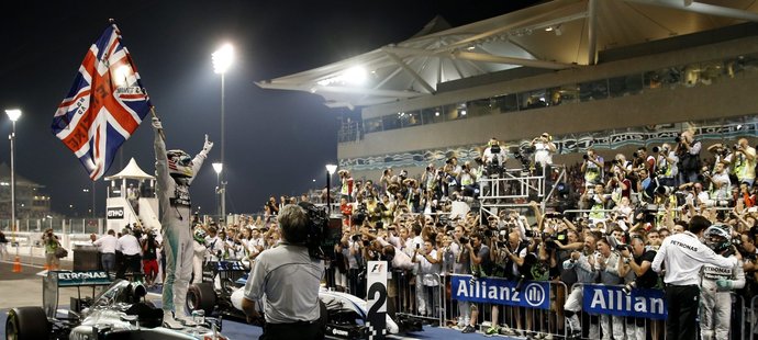 Euforii si užíval Lewis Hamilton přímo s fanoušky hned po dojetí do cíle