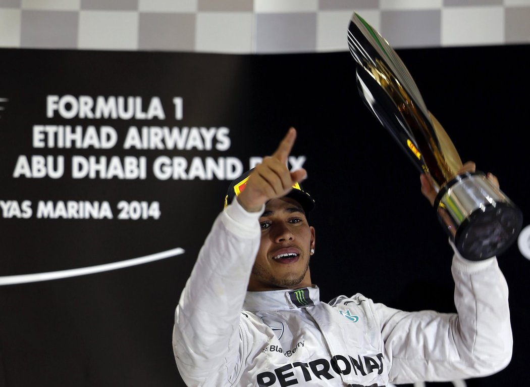 Lewis Hamilton slaví s trofejí pro vítěze Velké ceny v Abú Zabí