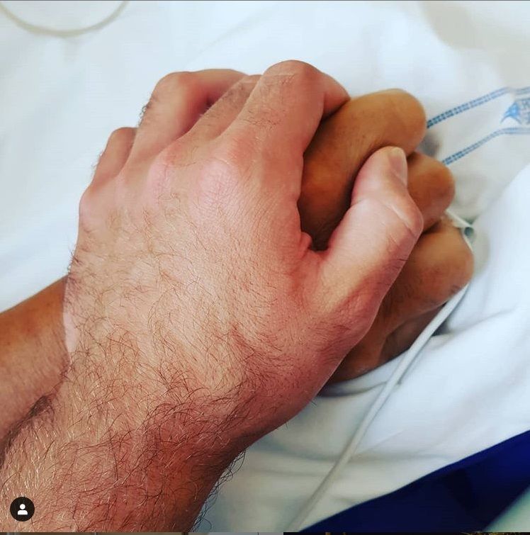 Niccoló Zanardi, syn bývalého pilota formule 1 umístil na svůj Instagram emotivní fotku, na které drží ruku svého otce, který po vážně nehodě leží v kómatu