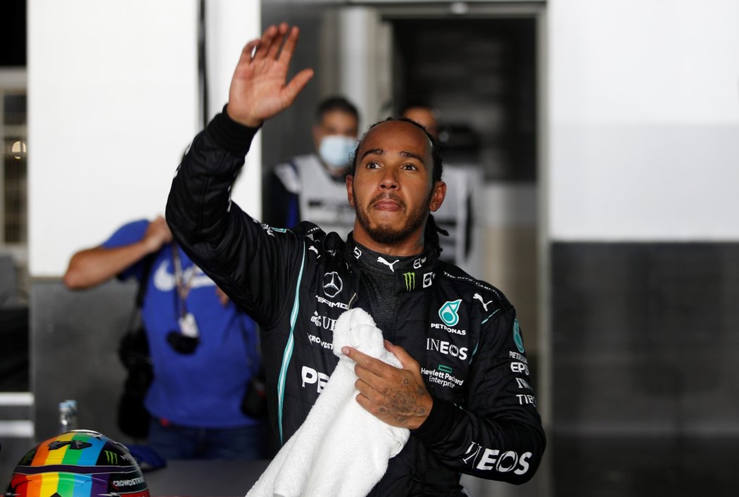 Lewis Hamilton mává fanouškům po vítězné kvalifikaci na VC Kataru