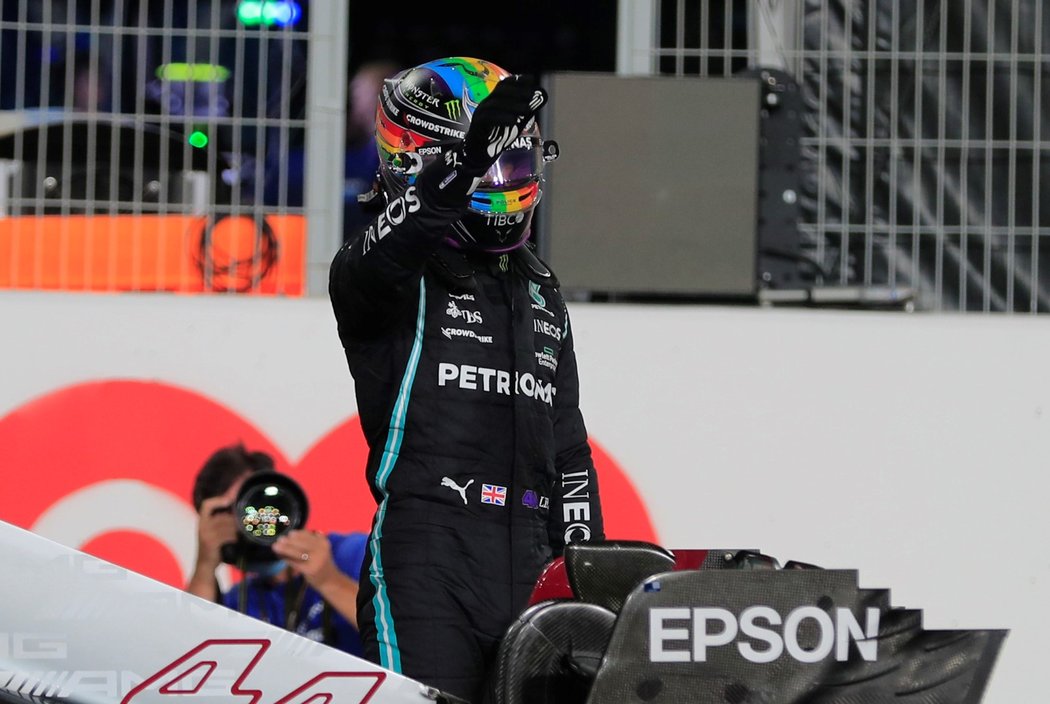 Lewis Hamilton mává fanouškům po triumfu v kvalifikaci na VC Kataru