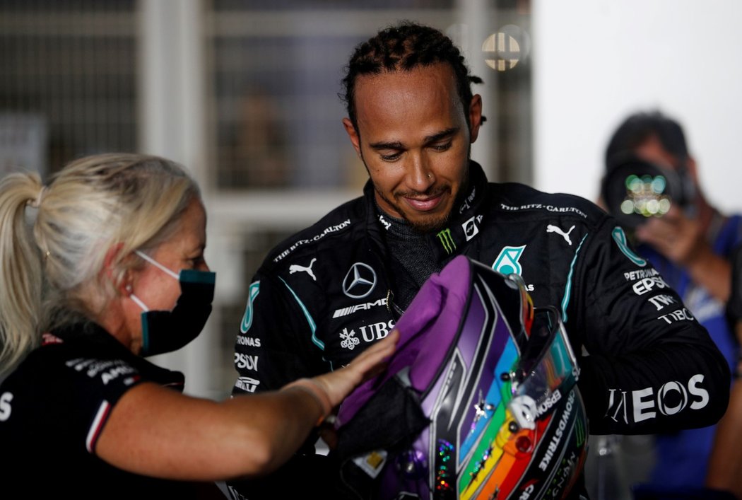 Lewis Hamilton měl po vítězné kvalifikaci důvody k úsměvu