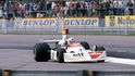 Lella Lombardiová v monopostu F1 na okruhu Silverstone