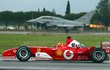 Michael Schumacher ve svém vítězném Ferrari F2003-GA změřil síly i s tryskáčem - na 500 metrů byl rychlejší, na dvoj a trojnásobné trati už vyhrál Eurofighter