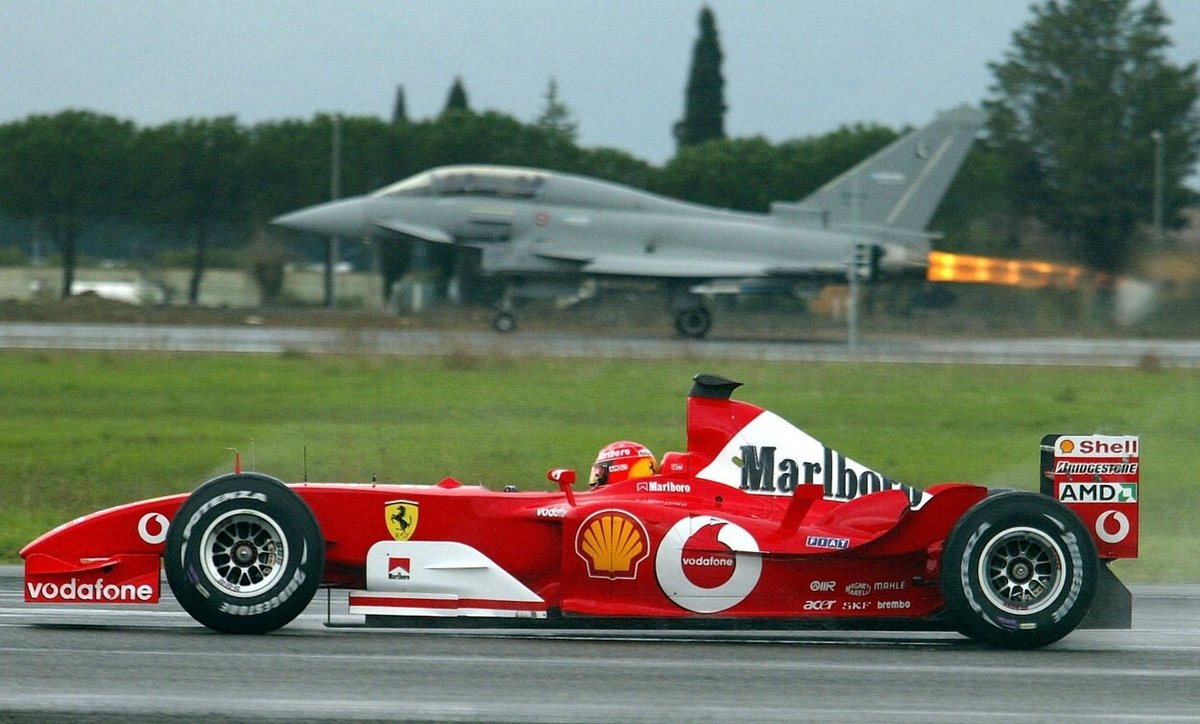 Michael Schumacher ve svém vítězném Ferrari F2003-GA změřil síly i s tryskáčem - na 500 metrů byl rychlejší, na dvoj a trojnásobné trati už vyhrál Eurofighter