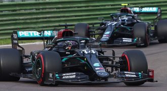 Hamilton získal v Imole 93. výhru v F1. Mercedes má Pohár konstruktérů