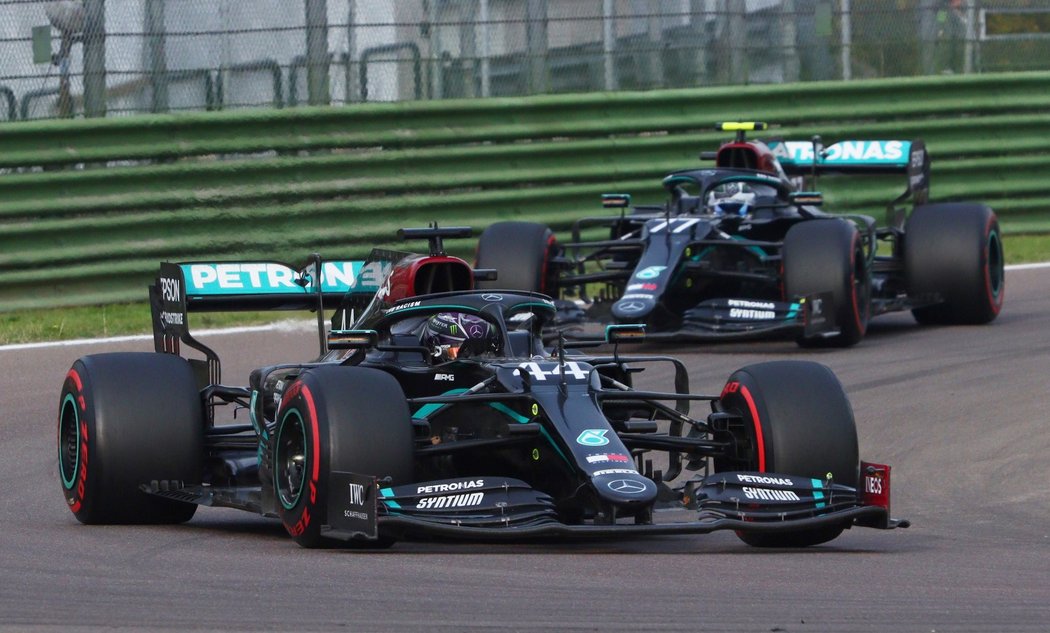 Lewis Hamilton (44) a Valtteri Bottas získali pro Mercedes pohár konstruktérů F1