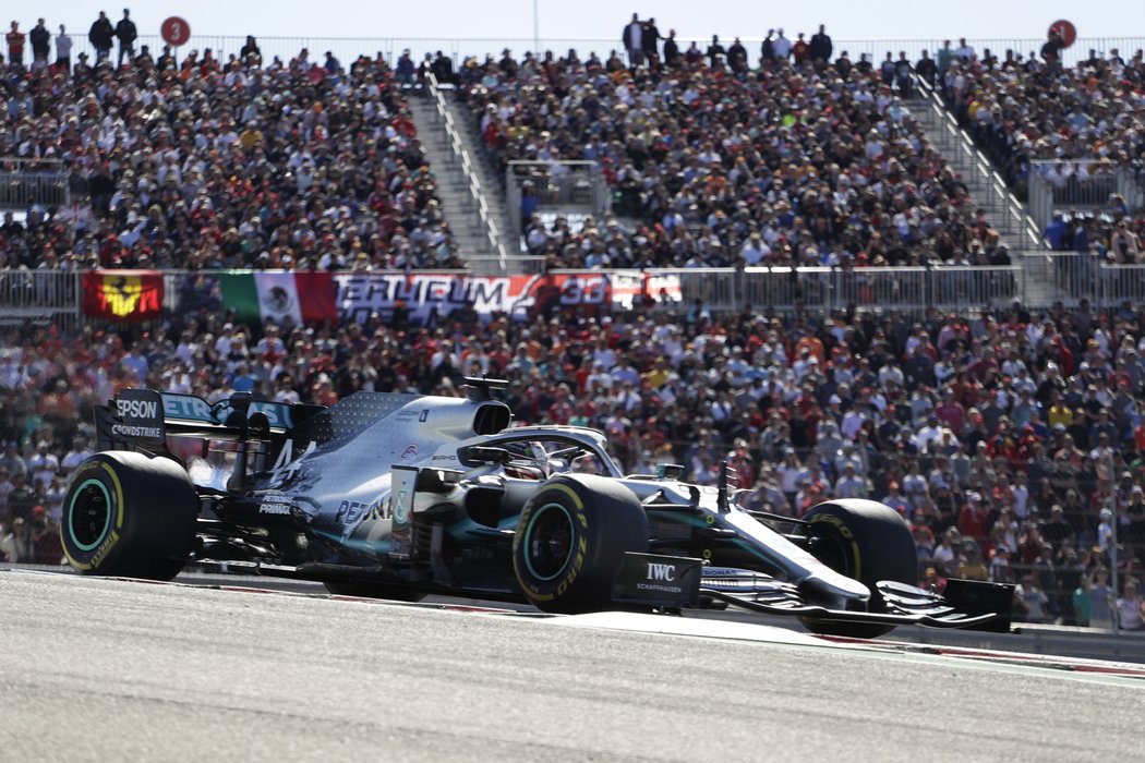 Lewis Hamilton je pošesté mistrem světa a schází mu jediné celkové vítězství k tomu, aby vyrovnal rekord Michaela Schumachera