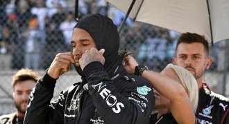 Hamilton zuřil kvůli strategii: Nemůžu uvěřit, že jste mě takhle nas*ali