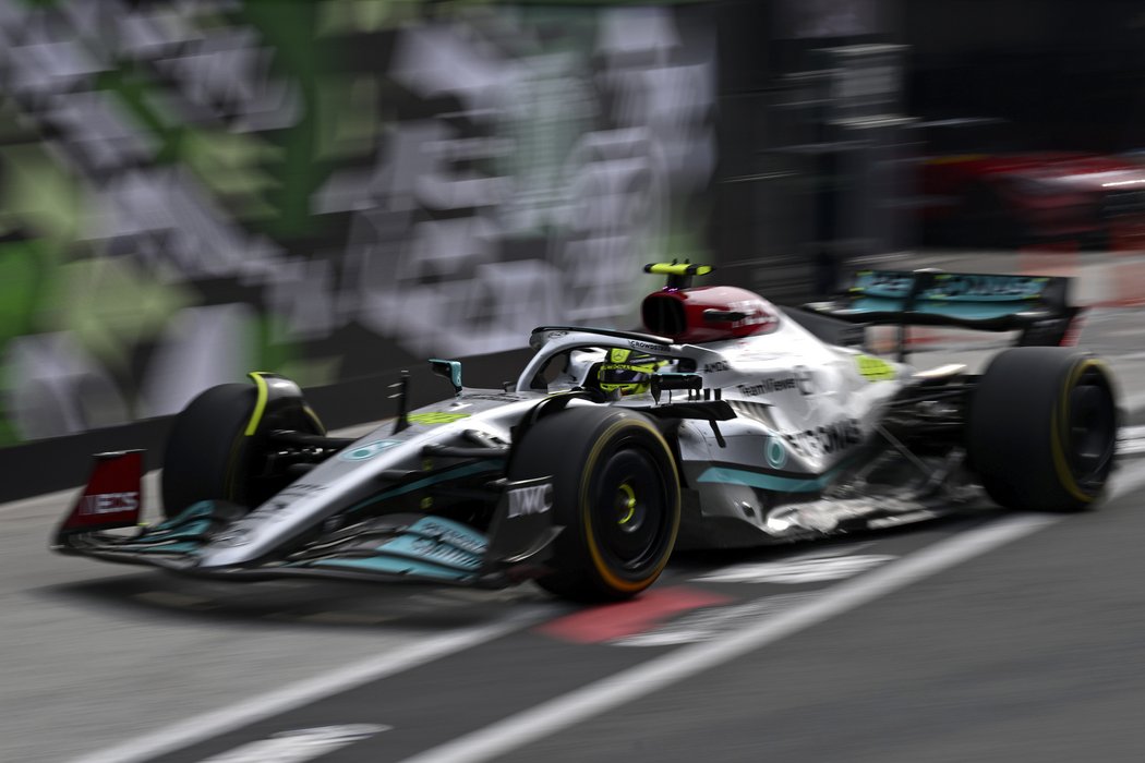 Lewis Hamilton za volantem svého vozu formule 1