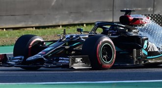 Hamilton získal 90. vítězství v F1. Do cíle nedojelo v Mugellu osm vozů