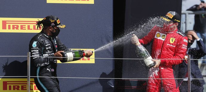 Lewis Hamilton v domácí velké ceně triumfoval i s prasklou pneumatikou