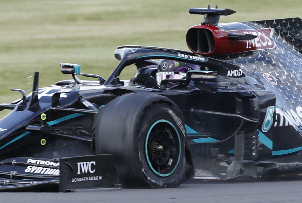 Lewis Hamilton v domácí velké ceně triumfoval i s prasklou pneumatikou