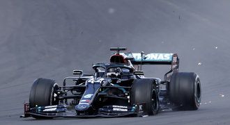 Hamilton dotírá na Schumachera. Pro domácí triumf dojel s prasklou pneumatikou