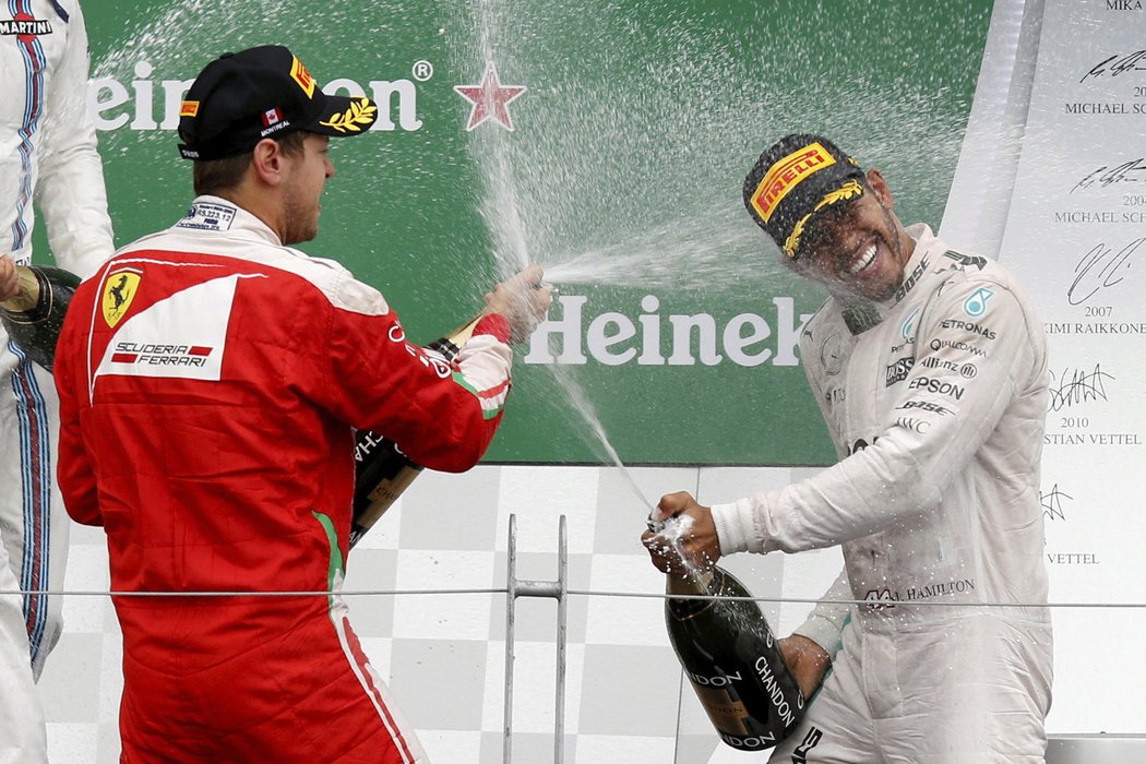 Lewis Hamilton oslavuje se Sebastianem Vettelem