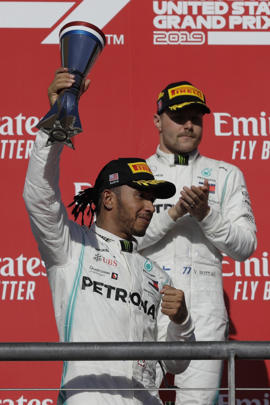 Dojel druhý, přesto Lewis Hamilton v cíli slavil