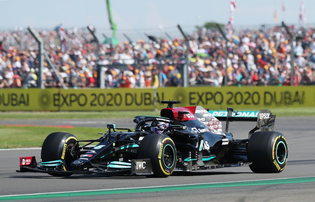 Lewis Hamilton vyhrál domácí GP Británie formule 1 a snížil náskok Maxe Verstappena