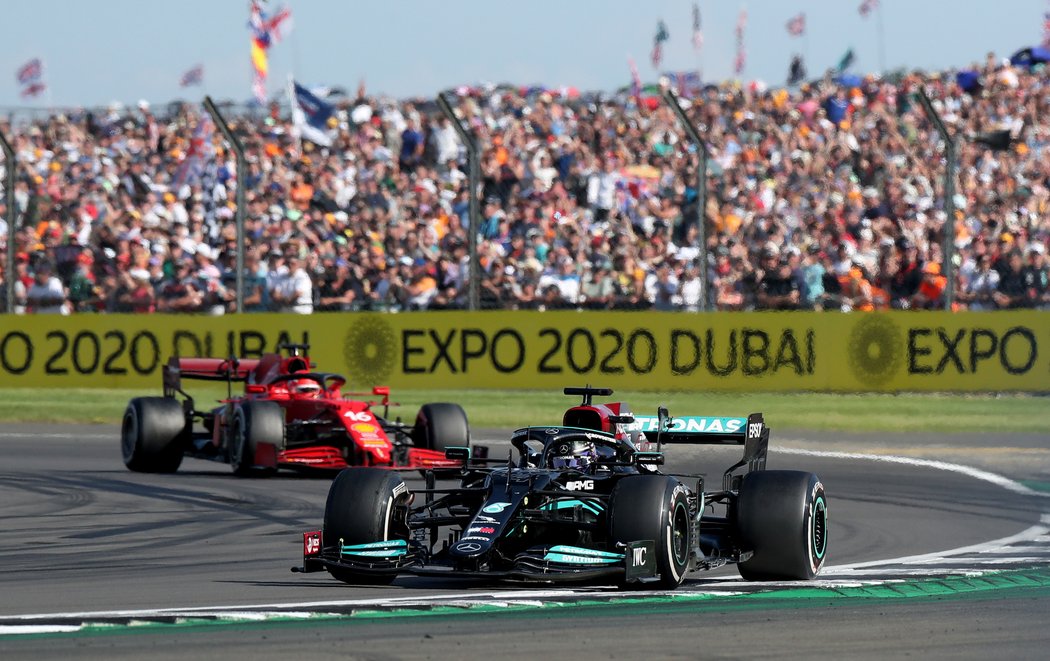 Lewis Hamilton vyhrál domácí GP Británie formule 1 a snížil náskok Maxe Verstappena