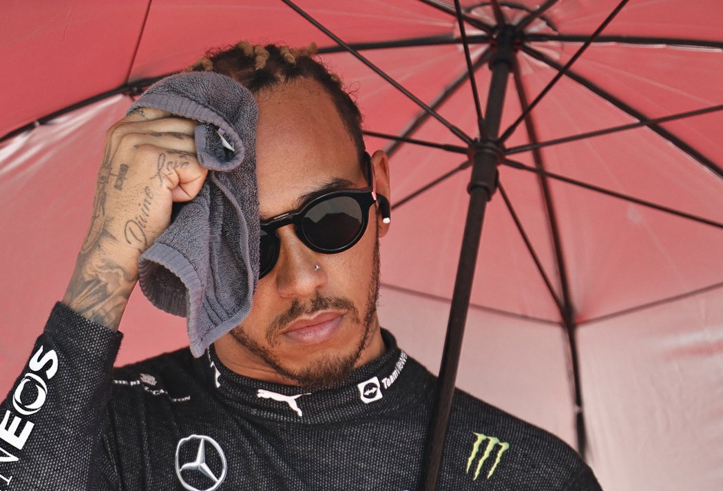 Lewis Hamilton je nejen závodní, ale i módní ikonou. Svých šperků se vzdát nechce