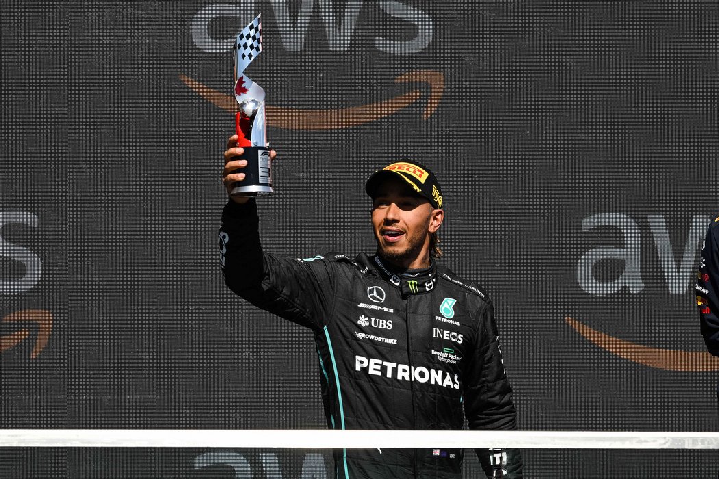 Lewis Hamilton už má zase důvod slavit