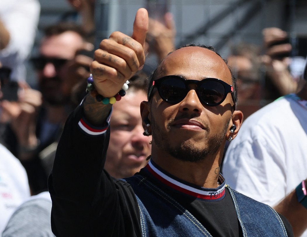 Lewis Hamilton už má zase důvod slavit