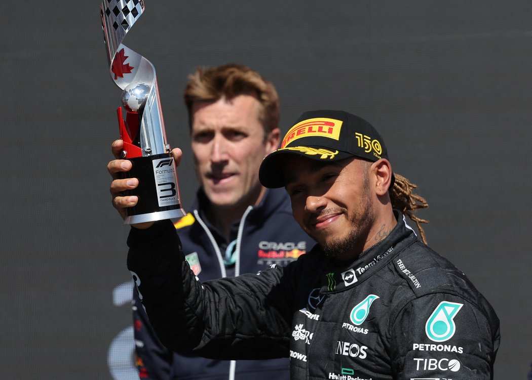 Lewis Hamilton už má zase důvod slavit