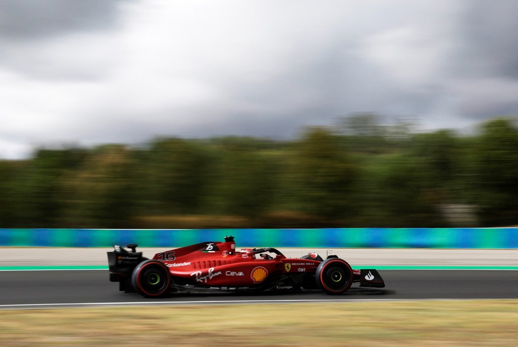 Charles Leclerc ve svém Ferrari v kvalifikaci na Velkou cenu Maďarska