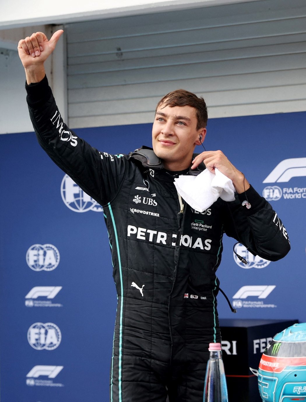 George Russell z Mercedesu se raduje z vítězné kvalifikace na na Velkou cenu Maďarska formule 1