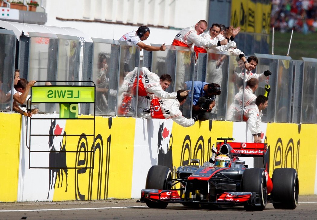 Lewis Hamilton s McLarenem projíždí jako vítěz cílem Velké ceny Maďarska