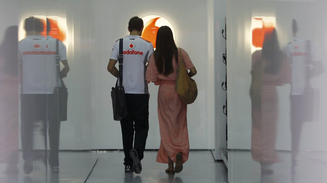 Jenson Button s přítelkyní Jessicou Michibata mizí v útrobách zázemí McLarenu