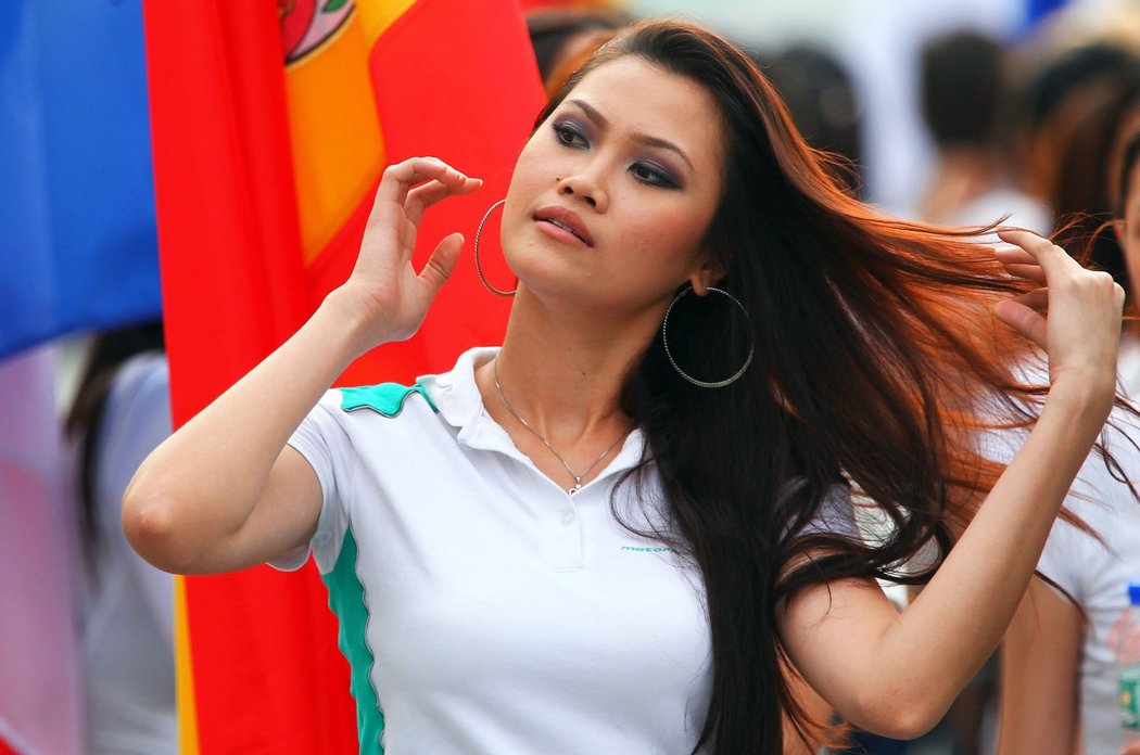 Jedna z grid girls, které okrašlují závodní víkend formule 1 na okruhu v Sepangu