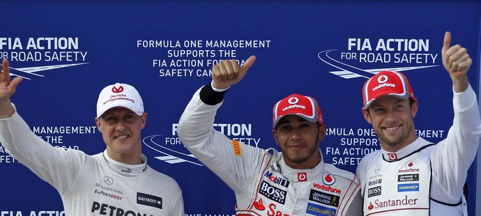 Vítěz kvalifikace Lewis Hamilton (uprostřed) s týmovým parťákem z McLarenu Jensonem Buttonem a Michaelem Schumacherem z Mercedesu AMG, který skončil třetí