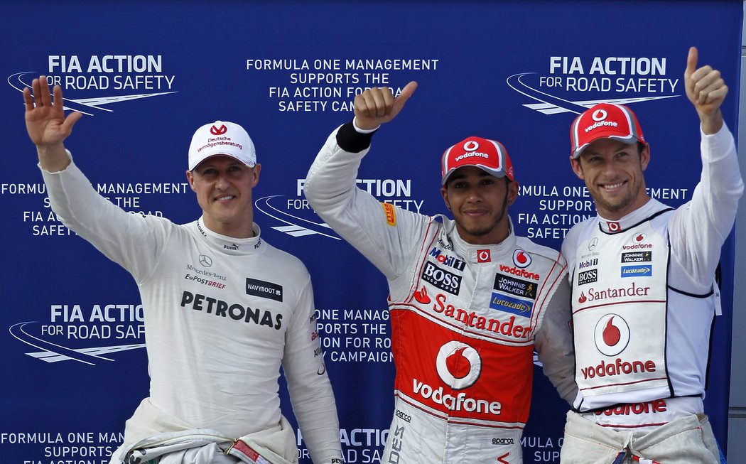 Vítěz kvalifikace Lewis Hamilton (uprostřed) s týmovým parťákem z McLarenu Jensonem Buttonem a Michaelem Schumacherem z Mercedesu AMG, který skončil třetí