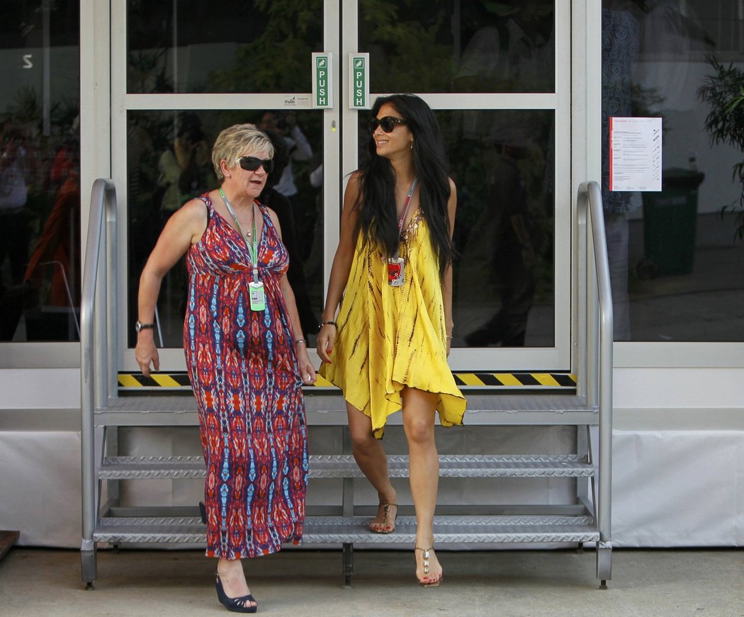 Nicole Scherzinger se svojí matkou Carmen Lockhartovou na Velké ceně Malajsie v Sepangu