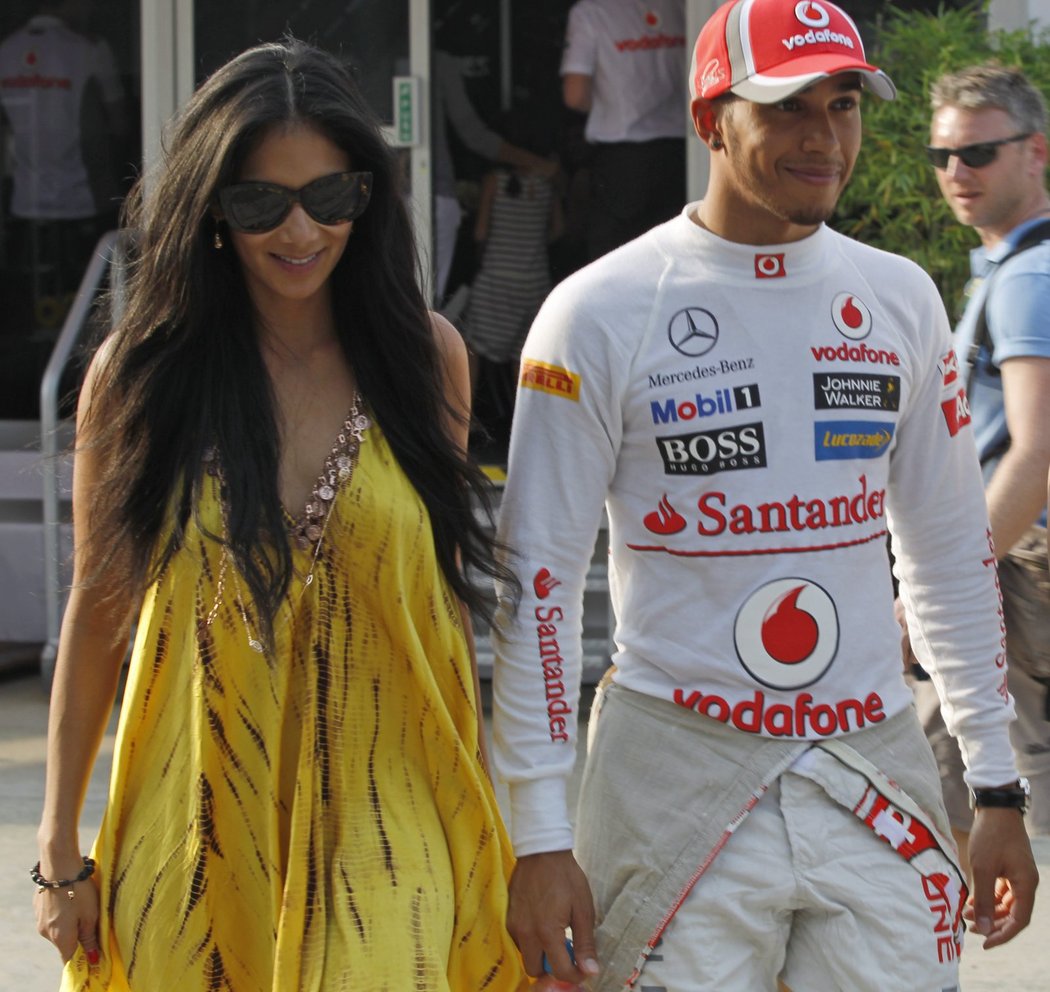 Lewis Hamilton se svou staronovou přítelkyní Nicole Scherzinger na okruhu v Sepangu