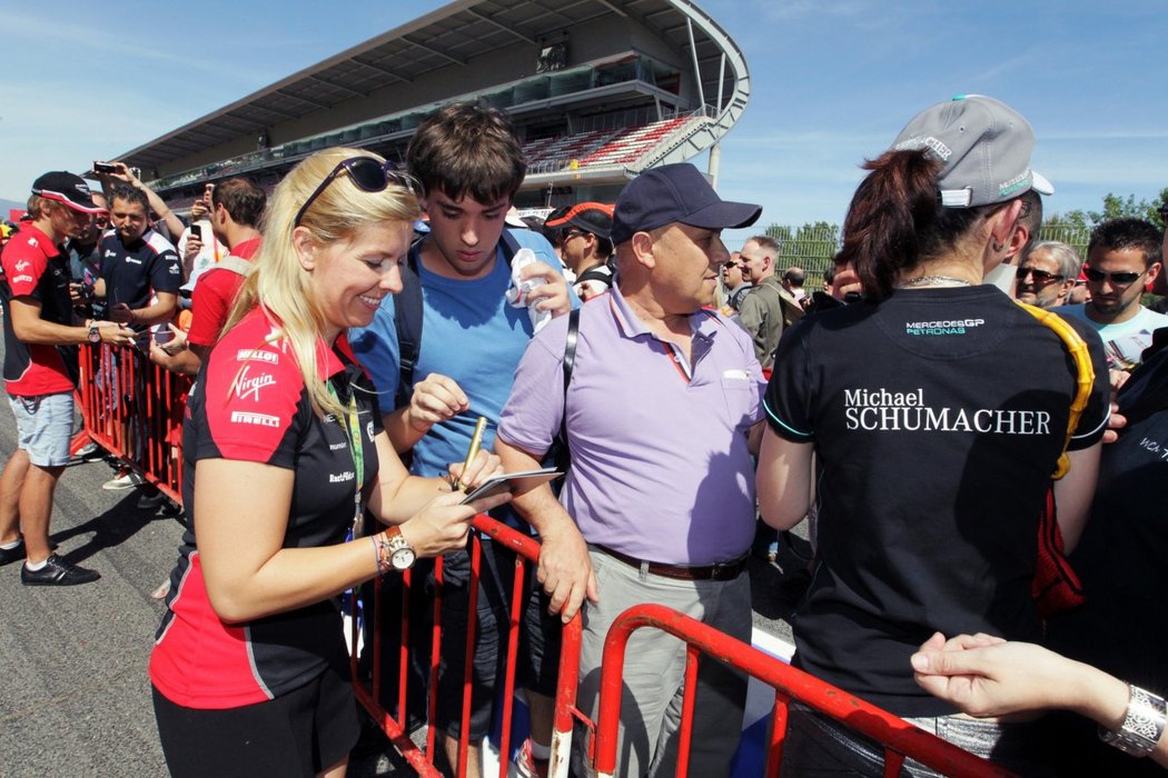 Pilotka Marussie de Villotaová se podepisuje fanouškům