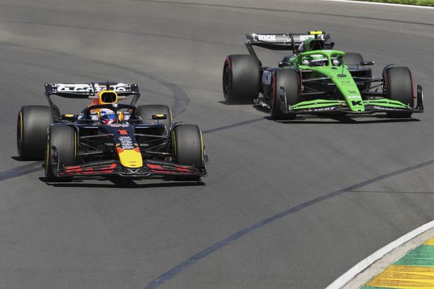 Jezdci formule 1 Max Verstappen a Gabriel Bortoleto Jezdci formule 1 Max Verstappen a Gabriel Bortoleto