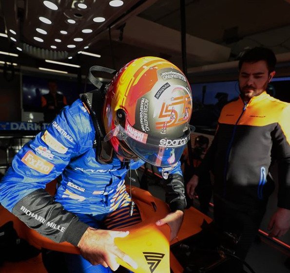 Jméno McLarenu loni vytahoval poměrně vysoko španělský jezdec Carlos Sainz. Obdobné výsledky jako v minulé sezoně by rád zajížděl také nadále, a to v helmě, která jasně symbolizuje Sainzovu zemi původu. 