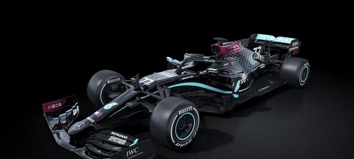 Mercedes vstoupí do nové sezony s černým monopostem