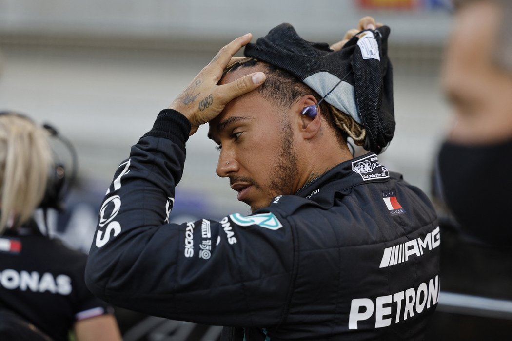 Lewis Hamilton se svých šperků musí zbavit do konce května